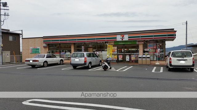 コンビニ　セブンイレブン（コンビニ）まで588m