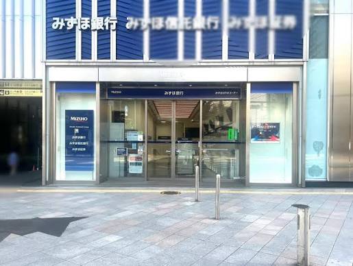 銀行　みずほ銀行新宿中央支店（銀行）まで264m