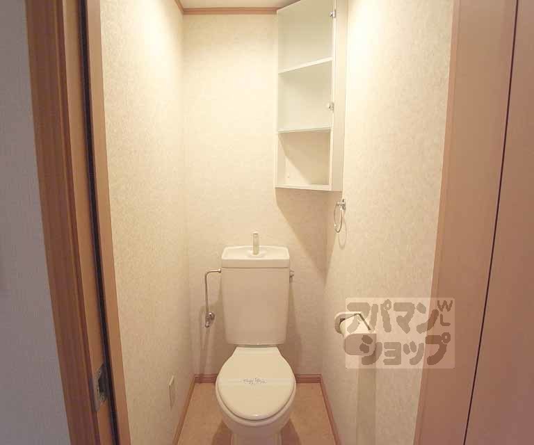 トイレ　収納有りのトイレです。