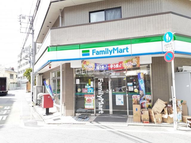 コンビニ　ファミリーマート四谷若葉店（コンビニ）まで205m