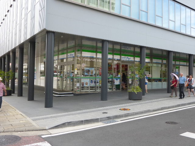 コンビニ　ファミリーマート長崎出島店（コンビニ）まで307m