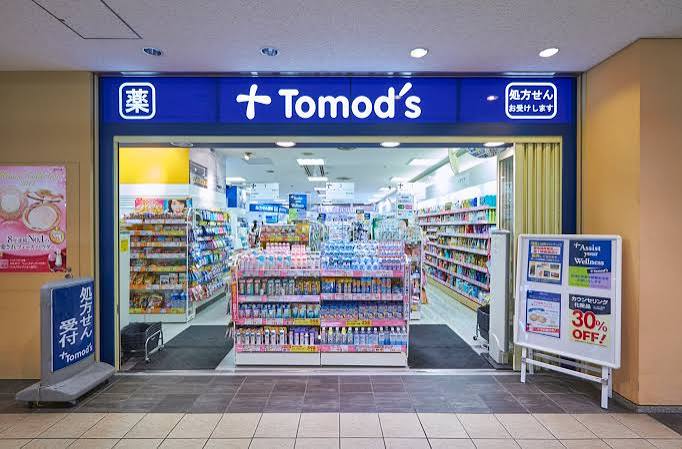 ドラックストア　トモズ品川インターシティ店（ドラッグストア）まで571m