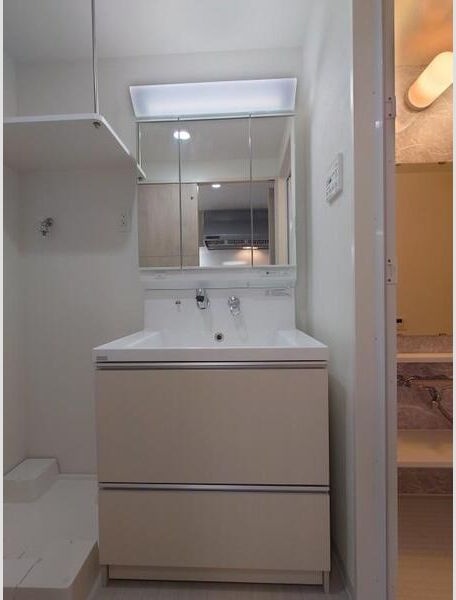洗面設備　※写真は同じマンションの違う部屋のものになります。
