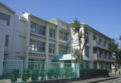 中学校　綾瀬中学校（中学校）まで693m