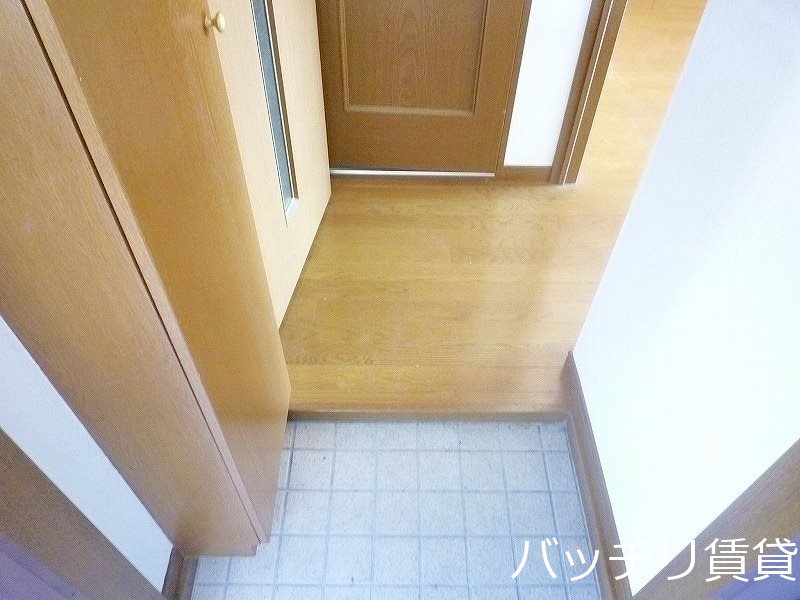 玄関　画像は別号室タイプの為、現状を優先致します。