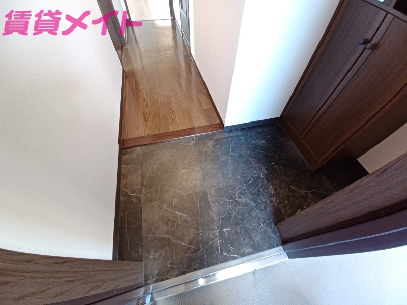 玄関　別部屋反転参考写真です