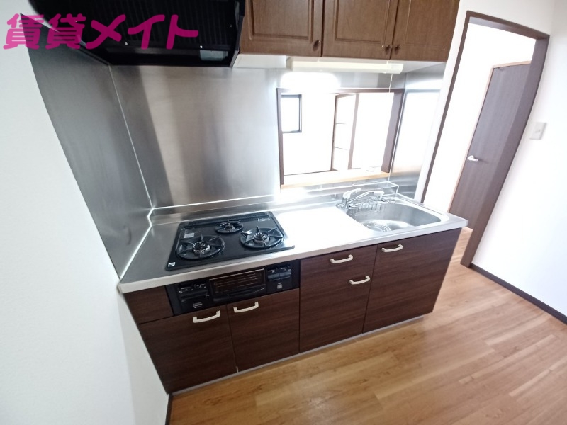 キッチン　別部屋反転参考写真です