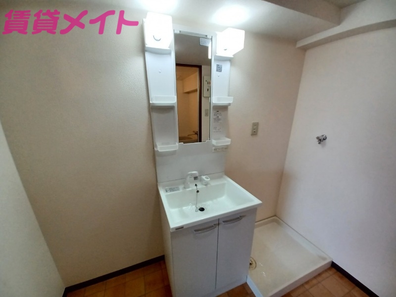 洗面設備　別部屋反転参考写真です