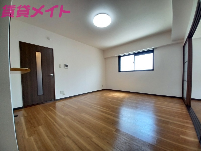 居室・リビング　別部屋反転参考写真です