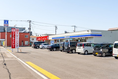 コンビニ　ローソン千歳朝日町四丁目店（コンビニ）まで63m