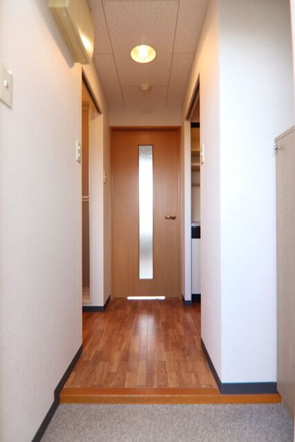 玄関　※別室の参考写真の為、現況優先です。