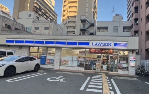 コンビニ　ローソン 桜川駅前店（コンビニ）まで121m