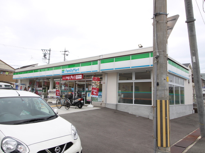 コンビニ　ファミリーマート（コンビニ）まで1100m