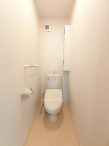 トイレ　落ち着いた色調のトイレです
