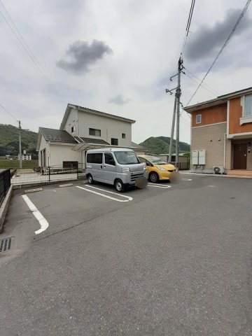 駐車場　駐車場があるので、車を買う予定の方も安心です