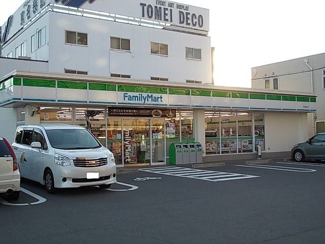 コンビニ　ファミリーマート（コンビニ）まで400m