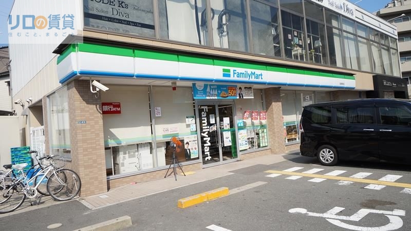 コンビニ　ファミリーマート宝塚栄町店（コンビニ）まで884m