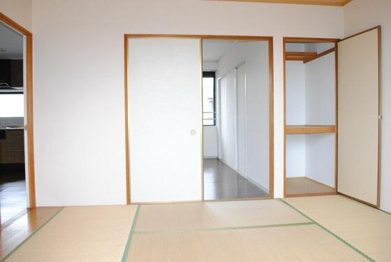 その他部屋・スペース　和室６帖＋板の間（入居前に畳表替えいたします）