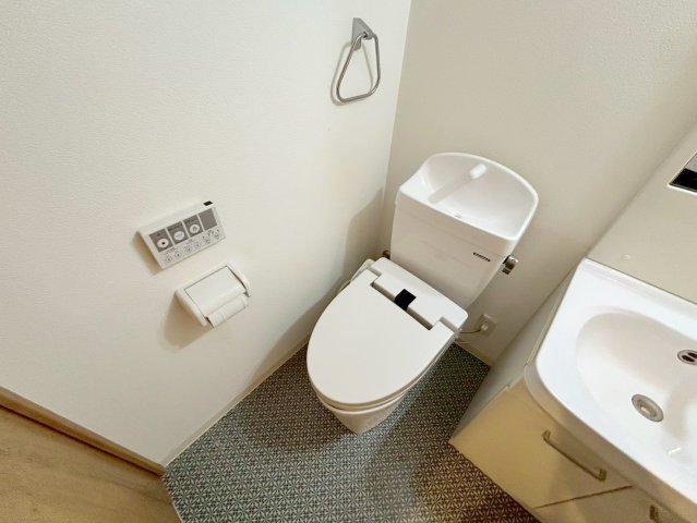 トイレ　綺麗なトイレにはウォシュレット標準装備です。