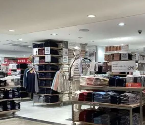 ショッピングセンター　ユニクロBIGBOX高田馬場店（ショッピングセンター）まで830m