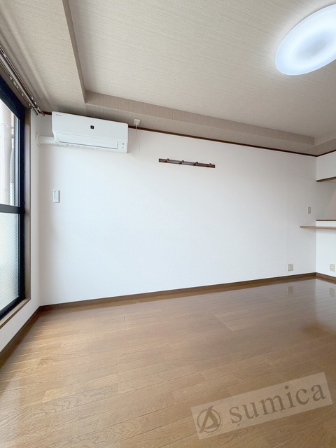 その他設備　内装は落ち着いています。おおきな窓で明るさを演出。