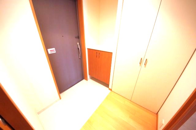 玄関　写真は同タイプ住居です。