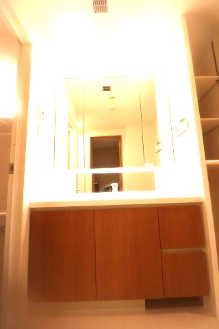 洗面設備　写真は同タイプ住居です。