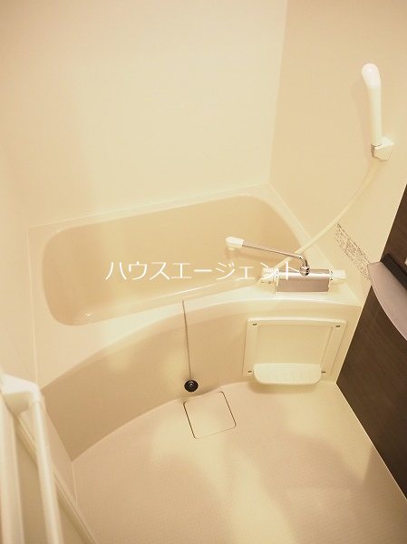バス・シャワールーム　バス・トイレ別です。※参考画像