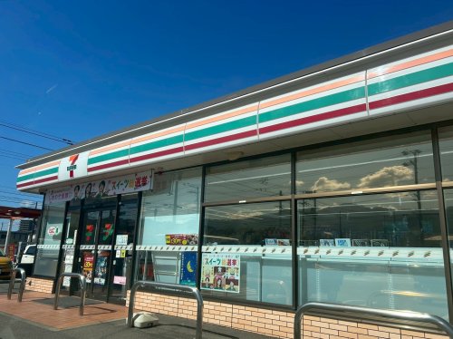 コンビニ　セブンイレブン 新居浜高木町店（コンビニ）まで879m