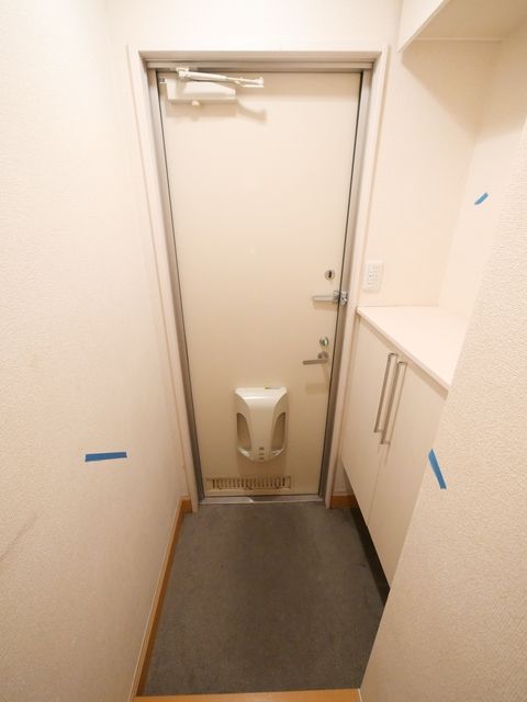 ＪＲ横浜線 橋本駅 バス乗車時間：11分 最寄りバス停で下車 徒歩11分 2階建 築17年の玄関写真