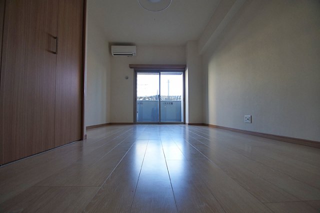 ロイヤルコンフォート渡辺通252の居間写真