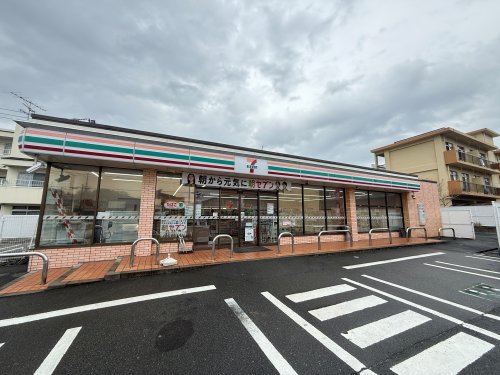 コンビニ　セブンイレブン四日市城東町店（コンビニ）まで284m