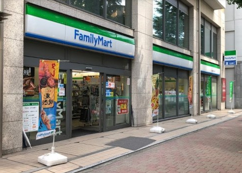 コンビニ　ファミリーマート 日本橋本町二丁目店（コンビニ）まで608m