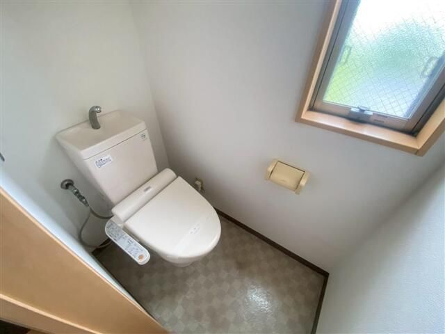 トイレ　落ち着いた色調のトイレです