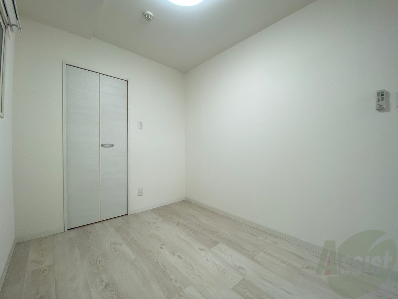 その他部屋・スペース　寝室はこちらです。光が差し込む、温かみのあるお部屋です。