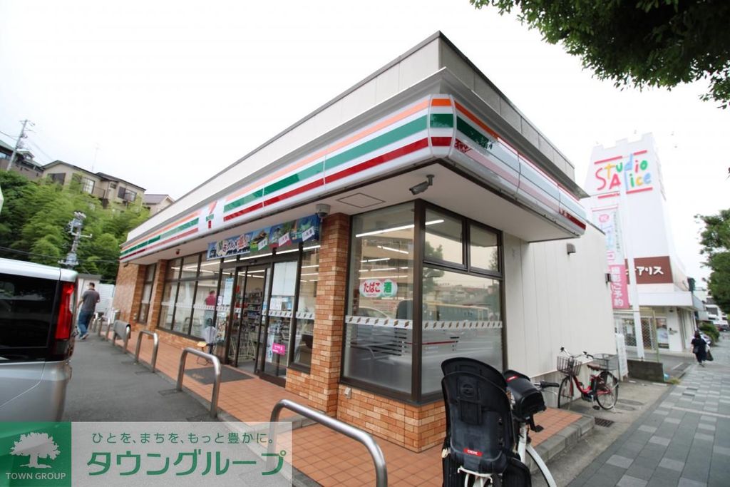 コンビニ　セブンイレブン横浜港南台3丁目店（コンビニ）まで360m