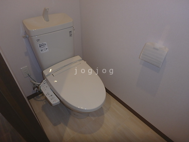トイレ　嬉しい温水洗浄便座付きのトイレです。