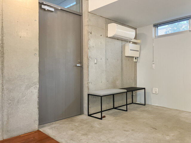 a place by Wine Apartment エイ・プレイス・バの玄関写真
