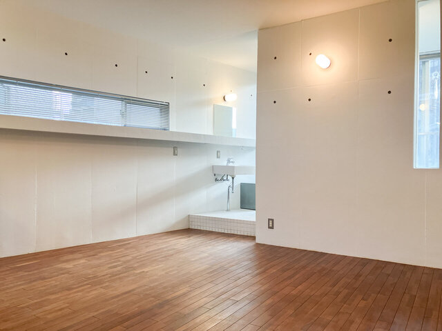 a place by Wine Apartment エイ・プレイス・バの居間写真