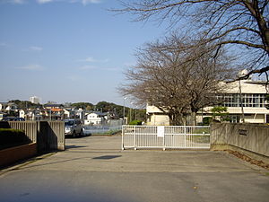 中学校　愛宕中学校（中学校）まで416m