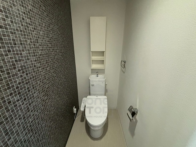地下鉄御堂筋線 西中島南方駅 徒歩13分 12階建 築8年のトイレ写真