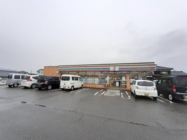 コンビニ　セブンイレブン鯵潟店（コンビニ）まで240m