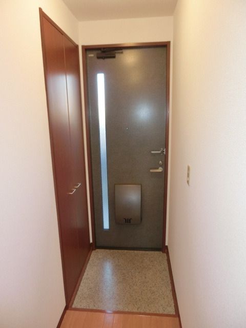 ピアリIVの玄関写真