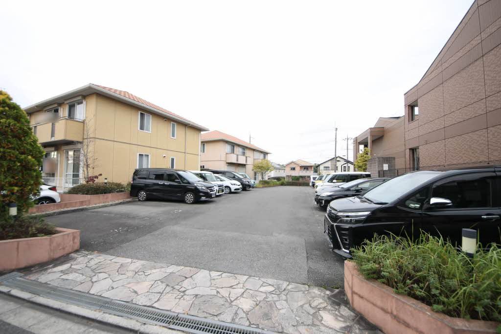 建物外観　敷地内に駐車場がございます！※空き状況・ご契約条件等の確認…