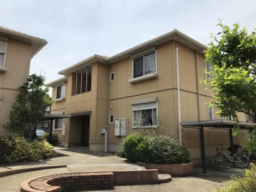 建物外観　共用部にコモンスペースのある物件です。給湯は追炊き機能もあ…
