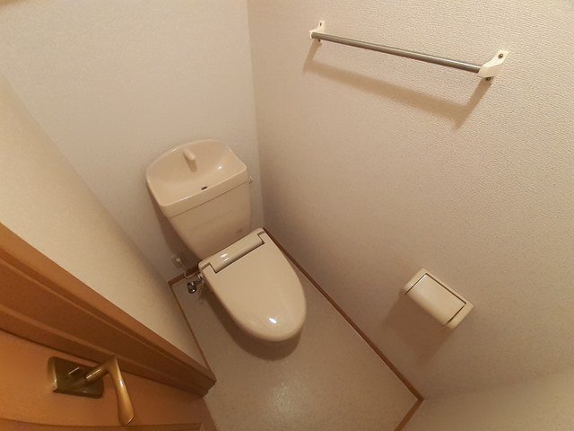 トイレ　落ち着いた色調のトイレです