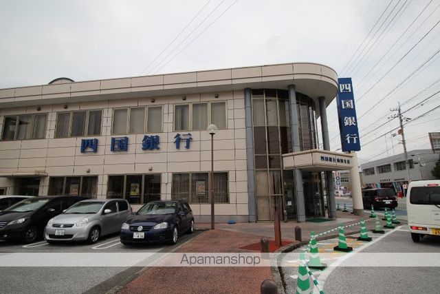 銀行　四国銀行南国支店（銀行）まで596m