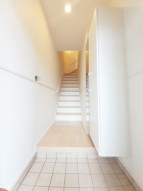玄関　※写真は別号室のものですので現状優先させていただきます。