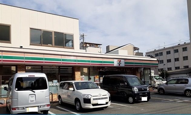 コンビニ　セブンイレブン様（コンビニ）まで800m