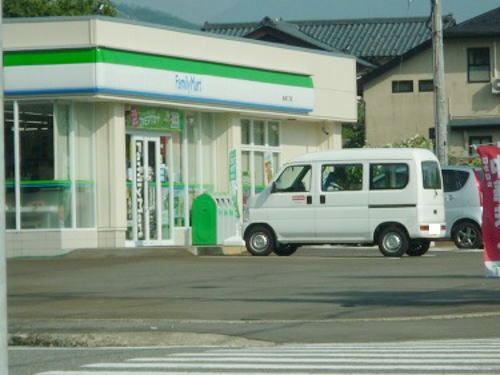 コンビニ　ファミリーマート 旭町二丁目店（コンビニ）まで700m